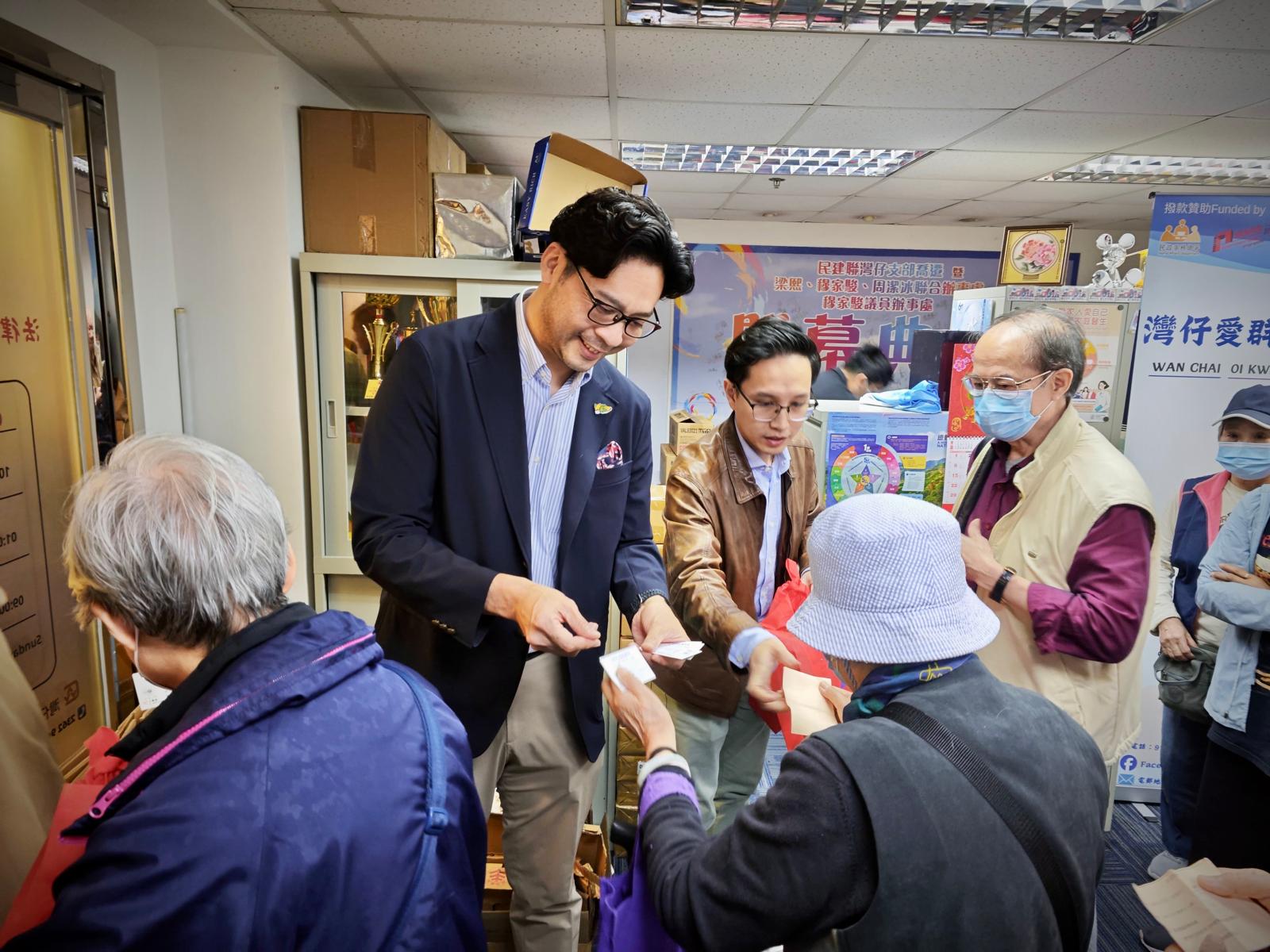 A Smart Retirement Blueprint HK adviser warmly helping elderly residents at a Hong Kong community outreach event